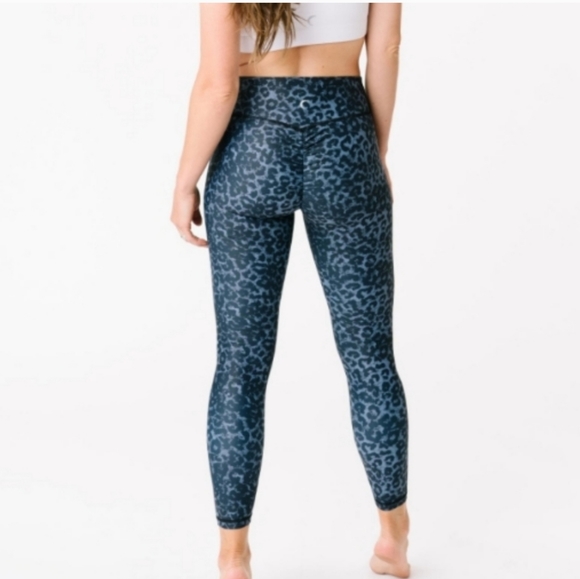 Zyia Stone Leopard Scrunchy Light and Luxe Leggings With Ruched Butt Seam - Picture 3 of 8